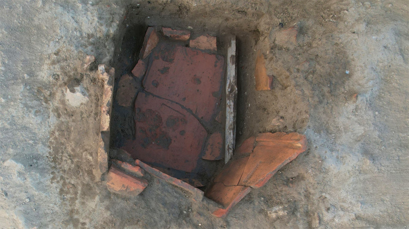 An ancient “fridge” made of ceramic plates found by archeologists.